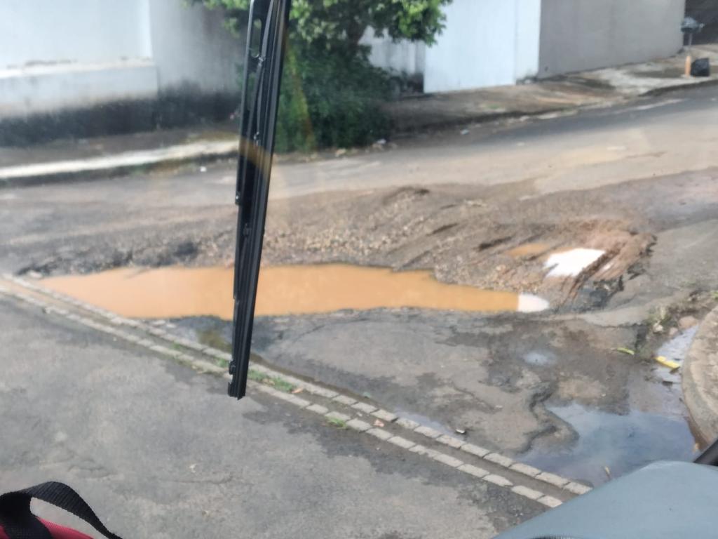 No final da Rua Áustria, no Boa Vista, há um buraco tão extenso quanto profundo, dificultando até o tráfego de ônibus por lá. Alô, Sesurb! (Foto/Leitor JM)