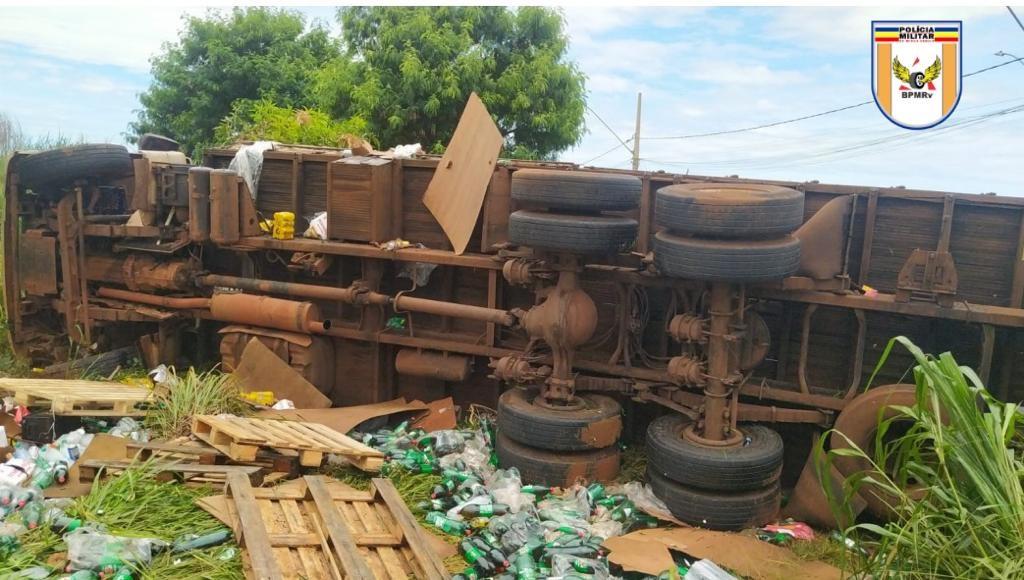 O veículo ficou totalmente destruído após capotar por várias vezes no canteiro central da BR-050 (Foto/Divulgação)