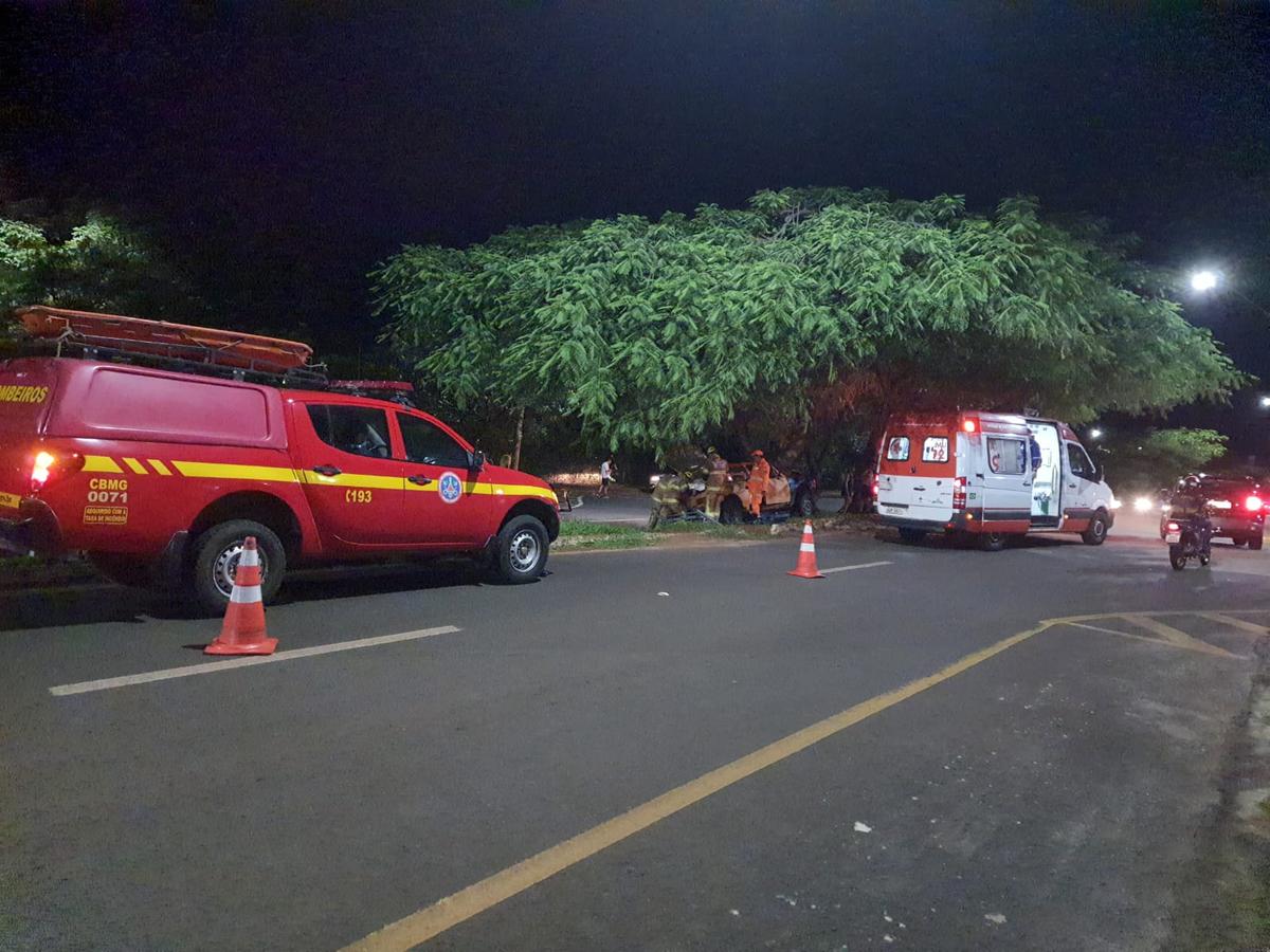 Motorista perde o controle de carro e bate em árvore (Foto/Divulgação/Corpo de Bombeiros)