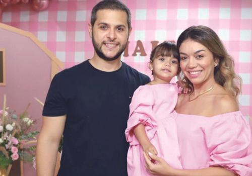 Viva a Maitê, que completou mais um ano de vida, ao lado do papai, Henrique, e da mamãe, Gabriella (Foto/Babi Magela)