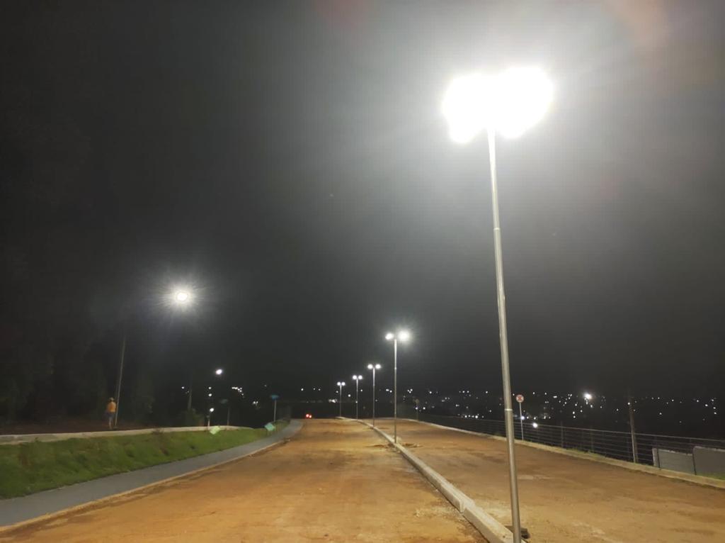 Viaduto do Cyrella já está iluminado desde a noite de quarta-feira, quando as lâmpadas foram acesas. Agora só falta colocar o asfalto, quando São Pedro deixar (Foto/Arquivo Pessoal)