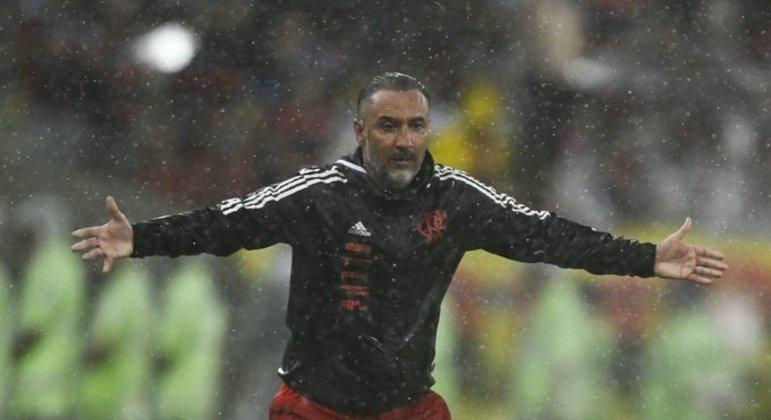 "Vítor Pereira, seu pipoqueiro, tá no Flamengo só por causa de dinheiro!"  (Foto/Fla Peckᶜʳᶠ (@FlaPeckCRF) / Twitter)