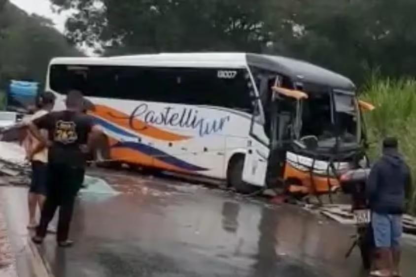 Acidente entre ônibus e caminhão em Patos de Minas (Foto/Reprodução/Redes Sociais)