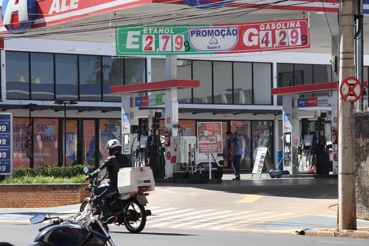 Preço médio da gasolina comum no Brasil está em R$5,25, conforme levantamento da Petrobras; em Uberaba, essa média é um pouco superior (Foto/Jairo Chagas)