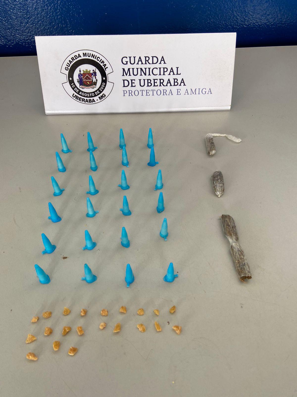 Em poder do jovem foram encontrados 24 pinos de cocaína, quatro buchas de maconha e 21 pedras de crack (Foto/Divulgação)