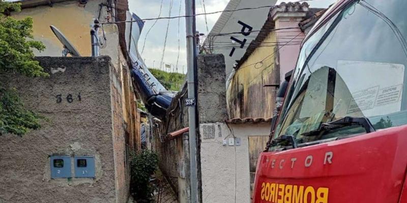 Não houve feridos nas casas atingidas nem incêndio ou explosão no local do acidente  (Foto/Jornal “O Dia”/Divulgação/Corpo de Bombeiros MG)