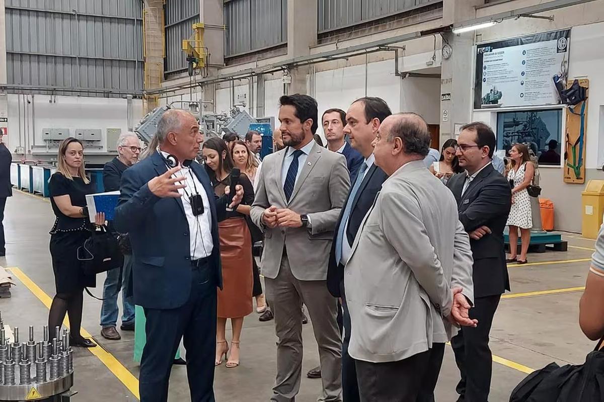 O diretor-executivo da Neuman & Esser no Brasil, Marcelo Veneroso, mostra a fábrica da empresa ao secretário estadual de Desenvolvimento Econômico, Fernando Passalio, ao presidente da Fiemg, Flávio Roscoe, e ao prefeito de Belo Horizonte, Fuad Noman (Foto/Pedro Augusto Figueiredo/O Tempo)