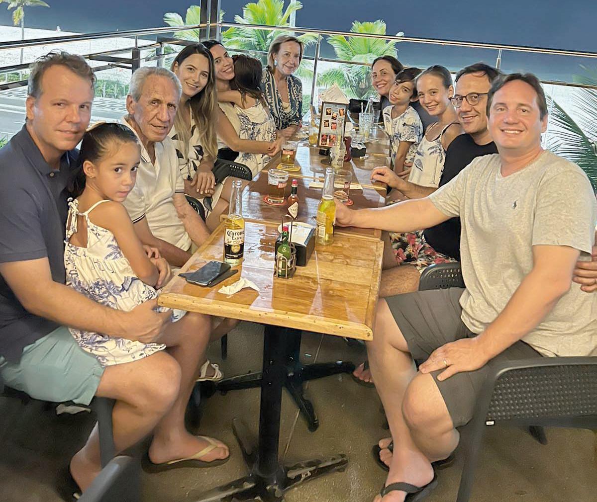 Família reunida, Maitê, Nilo Jr., José Fernando, Renata, Gabi, Júlia, Dulce, Nanda, Joaquim, Mariana, Marcelo e Rafael Guaritá (Foto/Arquivo Pessoal)