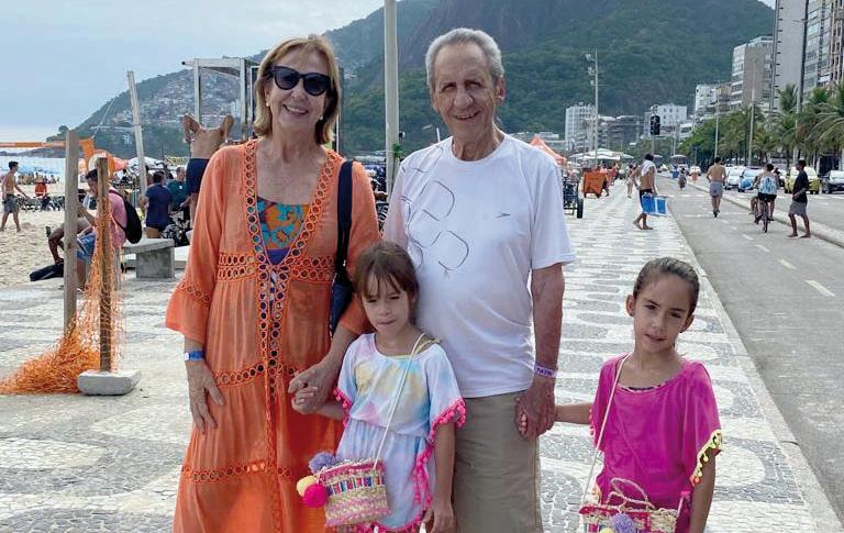 Dulce, o marido José Fernando Borges Bento e as netas Júlia e Maitê (Foto/Arquivo Pessoal)