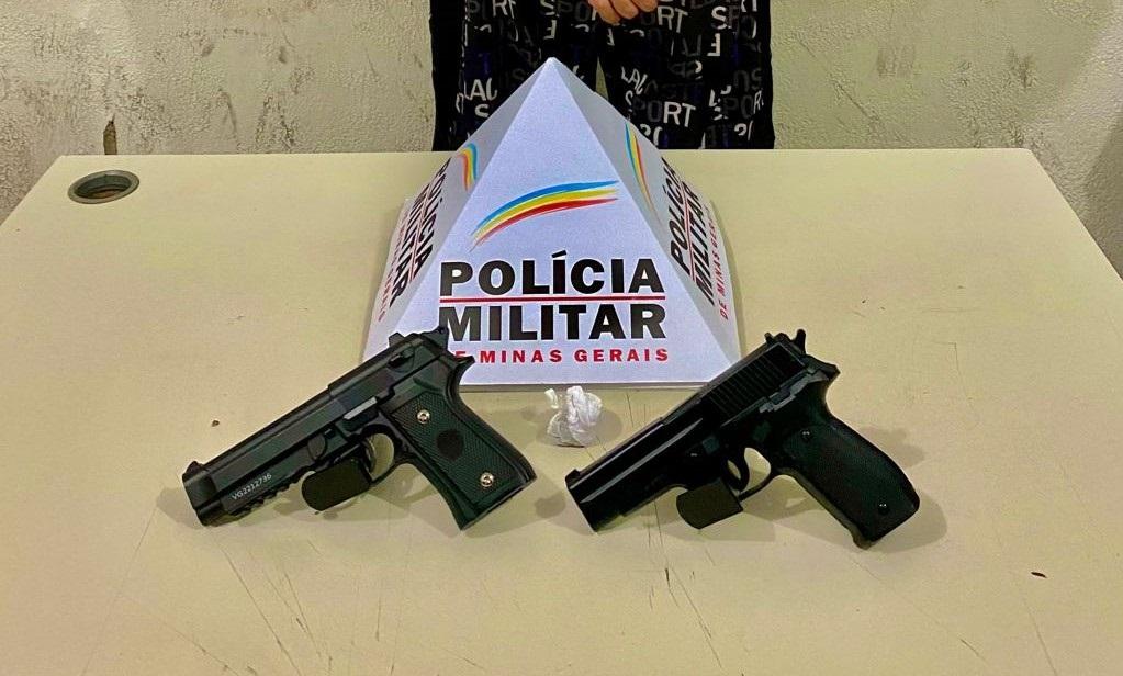 O suspeito, preso em flagrante, e as réplicas foram levados à Delegacia e entregues à autoridade policial (Foto/Divulgação)