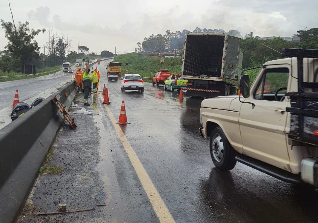 Trânsito precisou ser desviado para o atendimento à ocorrência (Foto/Divulgação Corpo de Bombeiros)