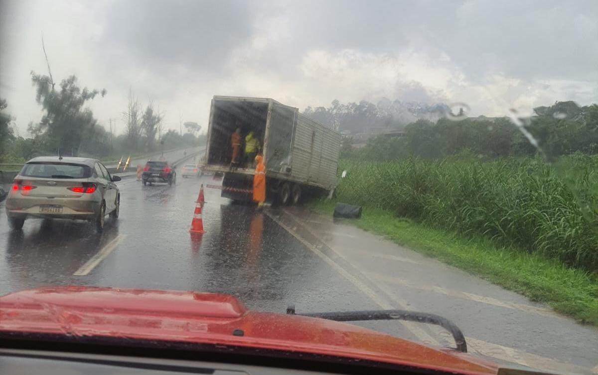 Caminhão ficou atravessado na pista na BR-050 após motorista perder o controle direcional (Foto/Divulgação Corpo de Bombeiros)