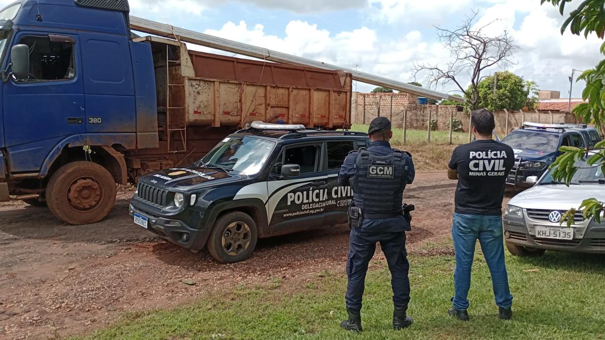 Apreensão do caminhão e da carga de barras metálicas (Foto/Divulgação)