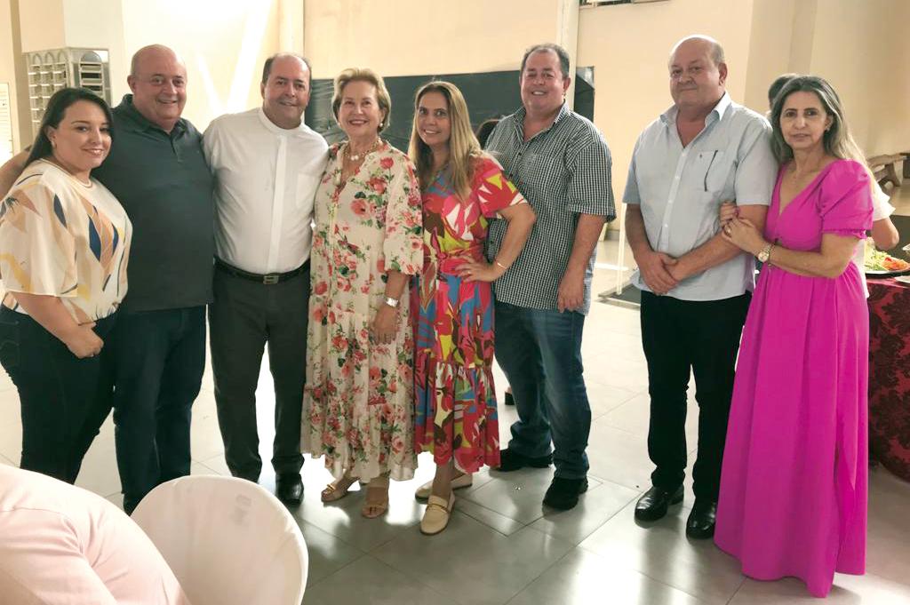 Também nosso abraço ao Padre Manoel Messias pelos 30 anos de sacerdócio completados esta semana. Na foto, o pároco da Medalha Milagrosa prestigiado por seus irmãos José Divino e esposa, a amiga Léa Abdanur, Adovani e esposa Eronilda e o prefeito de Santa Juliana, Belchior e esposa Eleuza (Foto/Arquivo Pessoal)