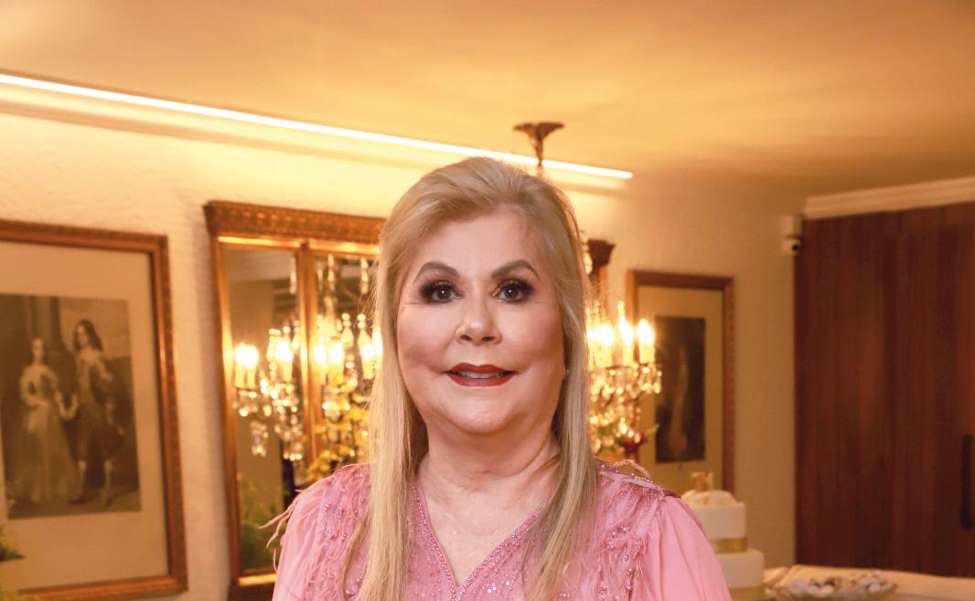 Plena em seus bem vividos 71 anos, a aniversariante Sandra Gonçalves em noite de luxuoso niver (Foto/Ramon Magela)