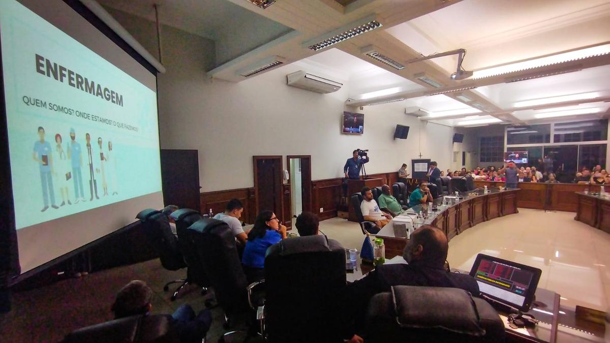 Com plenário cheio e participação de vários vereadores, audiência pública debateu ontem o projeto encaminhado pela Prefeitura que altera níveis salariais da enfermagem   (Foto/Rodrigo Garcia/PMU)