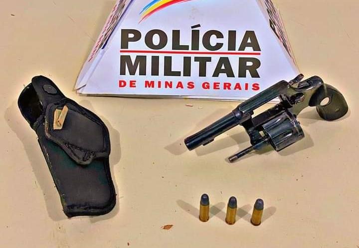 Arma e munições encontradas dentro do carro do aposentado, as quais ele disse terem sido jogadas no quintal da casa  (Foto/Divulgação)