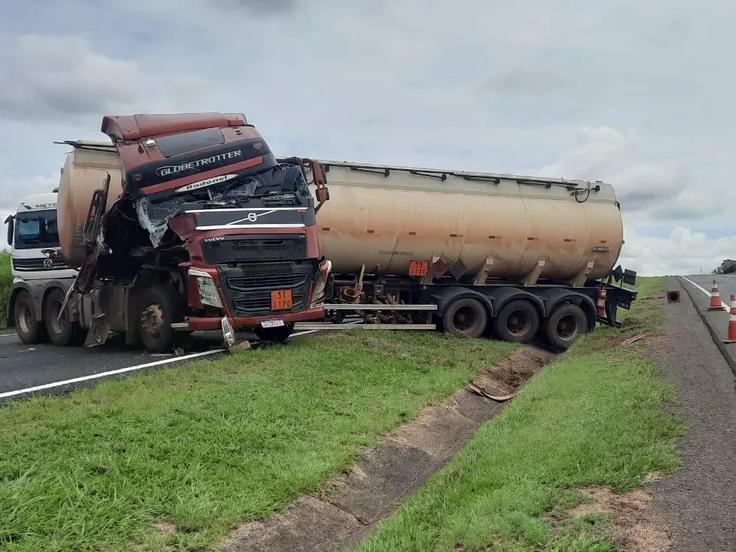 Acidente envolvendo duas carretas na BR-050 deixou trânsito interditado para motoristas que trafegam de Uberlândia a Uberaba (Foto/Reprodução Redes Sociais)