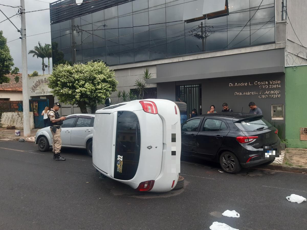 Transportar o cão solto no automóvel é passível de multa de trânsito (Foto/Jairo Chagas)