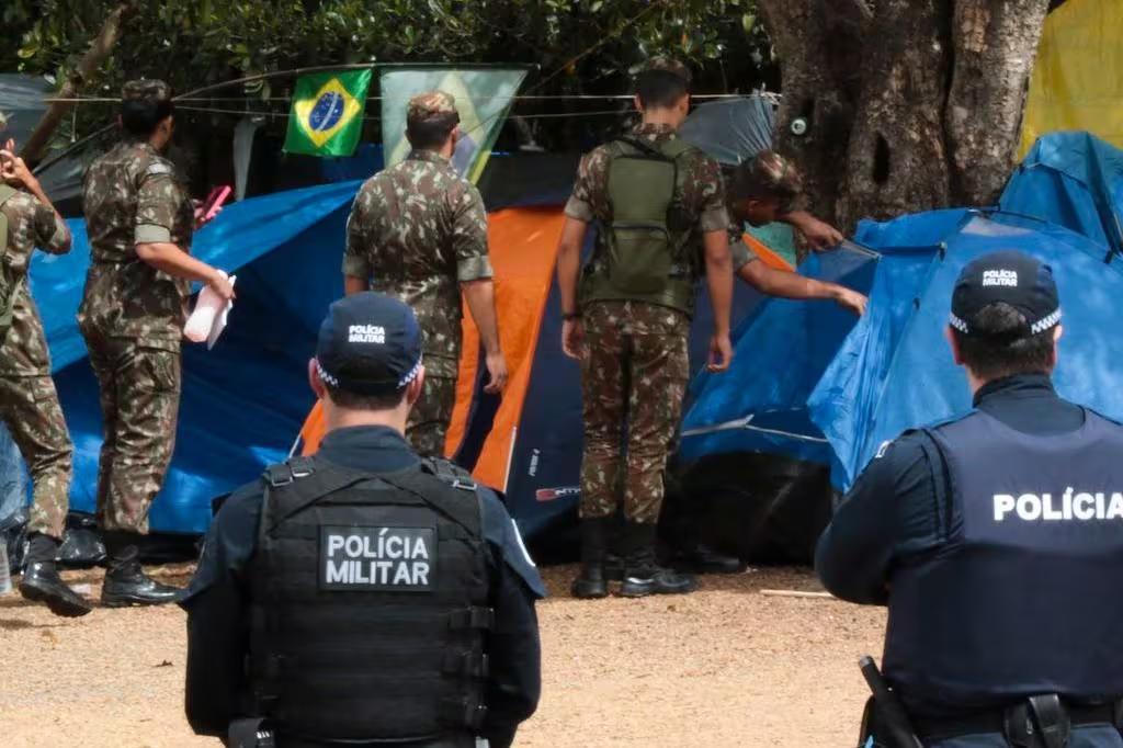 Homens e mulheres da Polícia Militar e do Exército Brasileiro desmontam o acampamento bolsonarista em frente do QG, um dia após a frustrada tentativa de derrubada do governo Lula (Foto/Marcello Casal Jr./Agência Brasil)