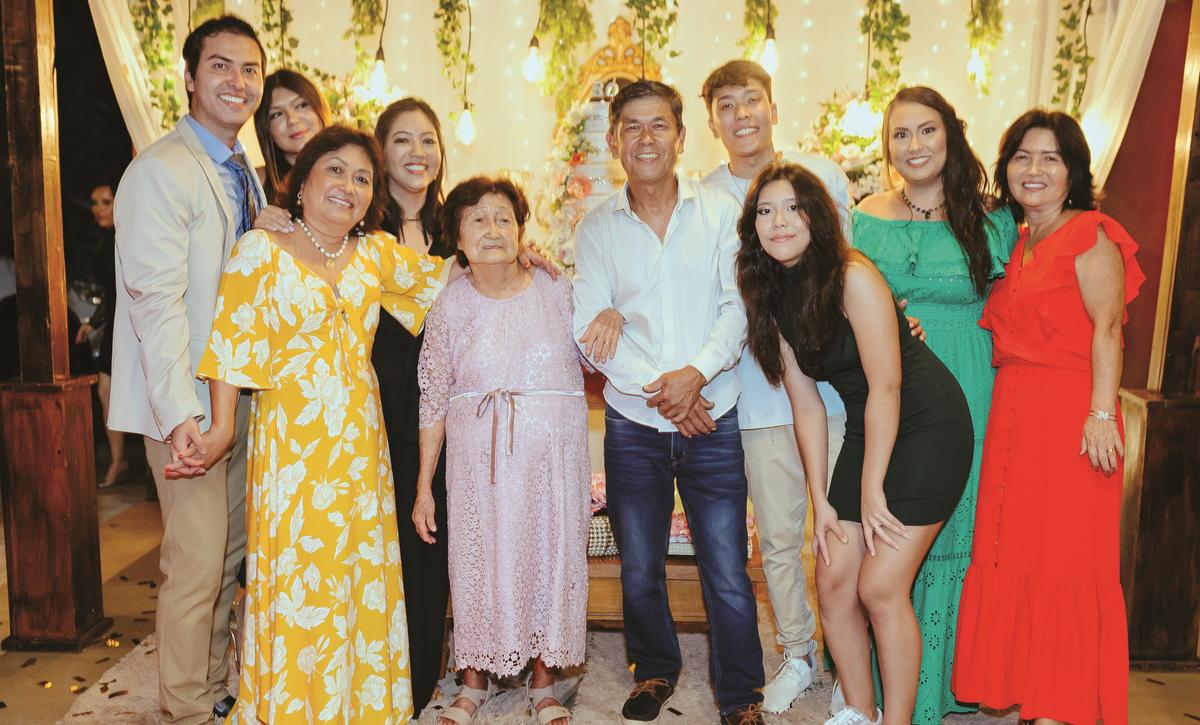 A matriarca da família Nojiri com seus filhos e netos. Rafael, Bruna, Vanessa, Cacilda, Luís Sérgio, Nícolas, Monique, Marcela e Eliana (Foto/Rose Queiroz)