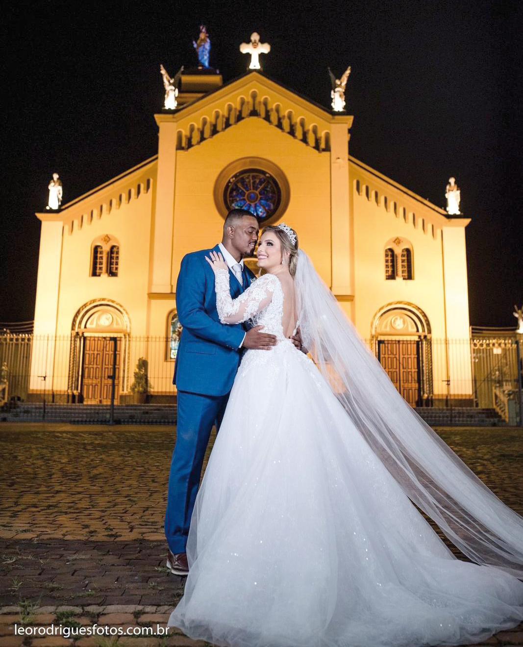 Os noivos Laene Jácome Chaves e Márcio José da Silva receberam as bênçãos de Nossa Senhora da Abadia no dia mais importante de suas vidas (Foto/Léo Rodrigues)