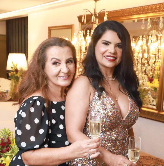 A jornalista Gislene Martins brinda com a Dra Régia Ferreira Lima (Fotos/Ramon Magela)