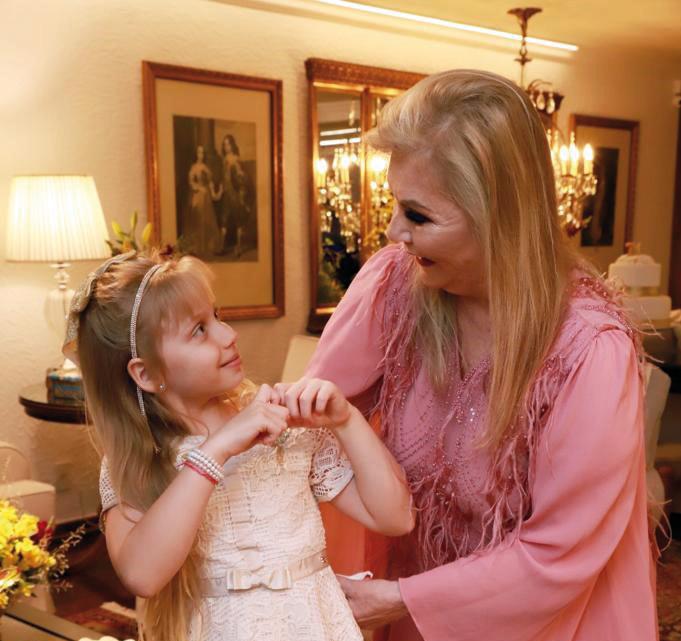 A querida Sandra Gonçalves recebe o carinho da neta, Anie Isabela em seu elegante jantar de aniversário (Fotos/Ramon Magela)