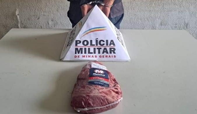 Picanha que o usuário de drogas escondeu embaixo da blusa e estava furtando em supermercado  (Foto/Divulgação)