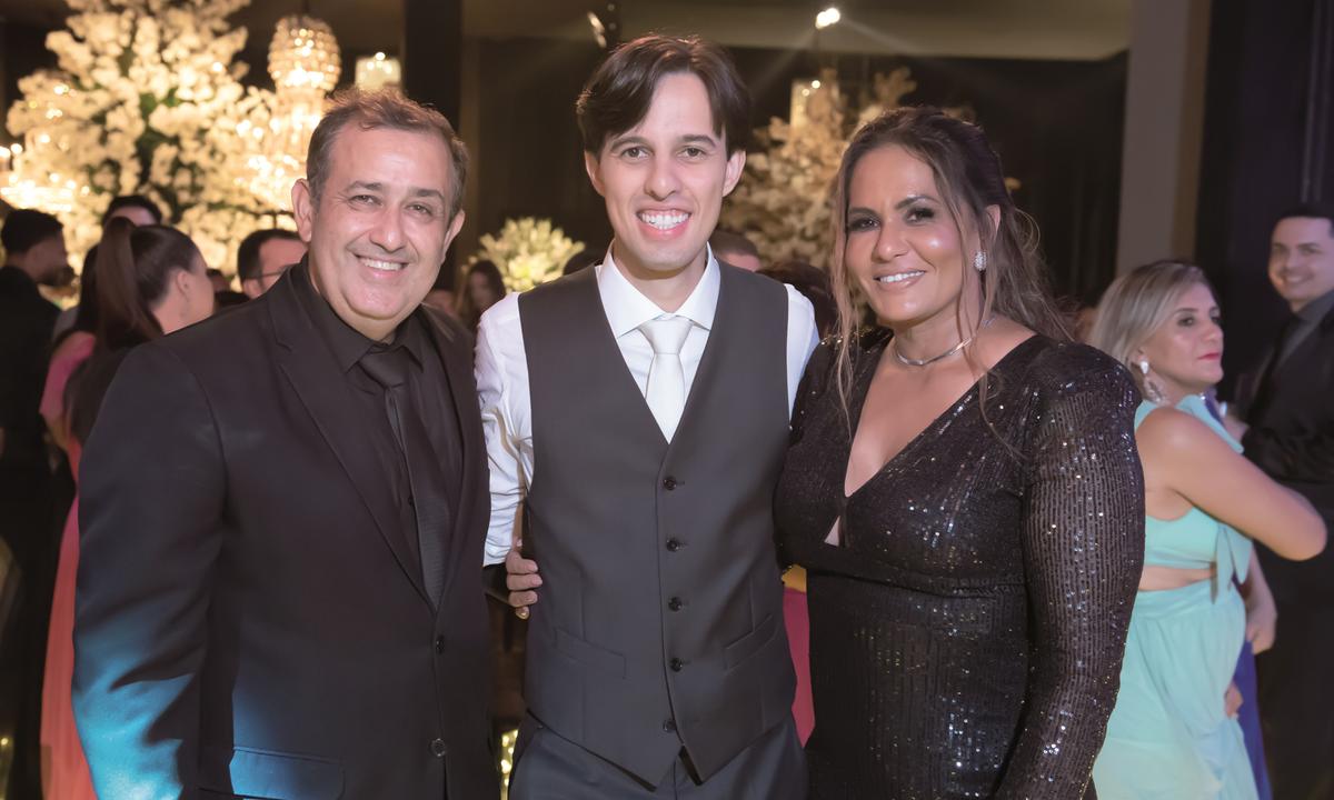 Renzo com os tios Luís Alves e Fátima Lopes (Fotos/André Santos)