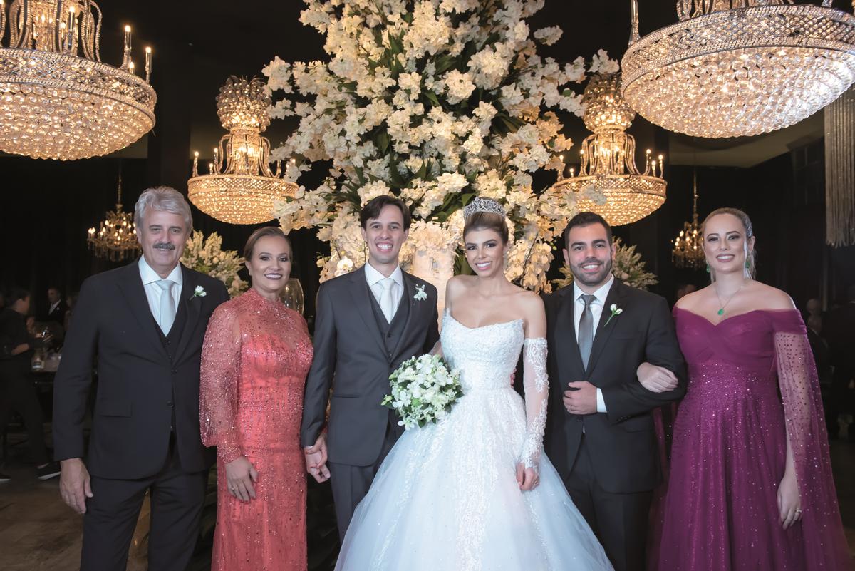 Renzo e Valessa com os pais dele, Matusalém Alves e Maria Angélica; a irmã dele, a gravidíssima Bárbara, e seu marido, Tony Menezes (Fotos/André Santos)