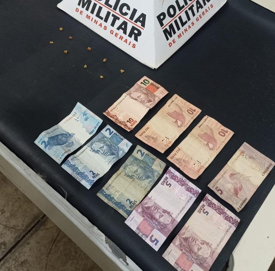 Com a suspeita foram encontrados dinheiro e pedras de crack prontas para a venda e ela foi levada à delegacia  (Foto/Divulgação)