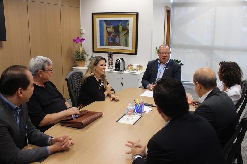 Prefeita Elisa com o presidente do Conselho Deliberativo do Sebrae Minas, Marcelo de Souza e Silva, e equipe (Foto/Divulgação/PMU)