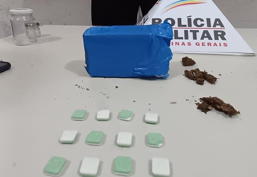 Tablete de maconha e comprimidos de ecstasy foram localizados no quarto do jovem e nos fundos da casa (Foto/Divulgação)