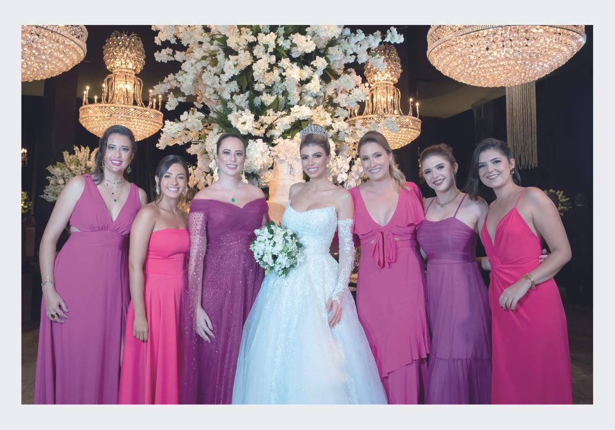 A noiva com as madrinhas Patrícia Alves, Karen Mundim, Babi Maia, Giovanna Donegá, Ana Carolina Bonetti e Thaísa Oliveira (Foto/André Santos)
