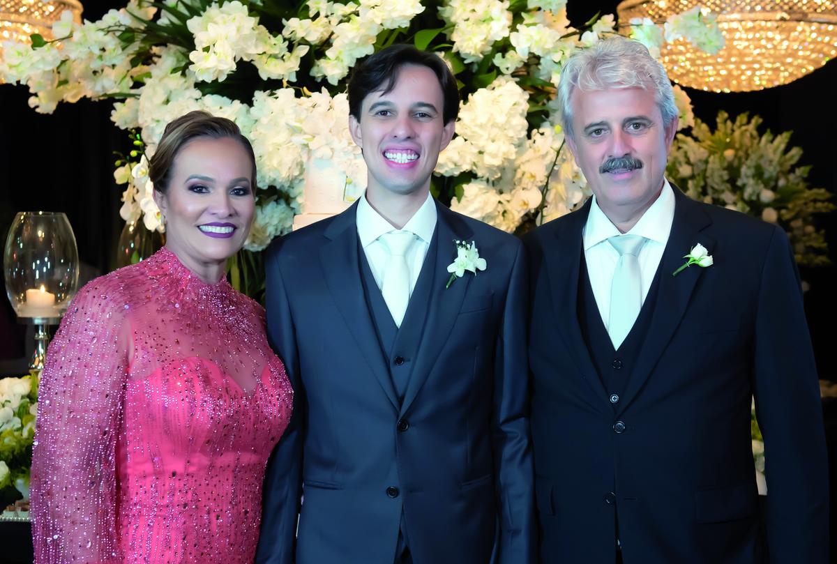 O noivo com seus pais, Maria Angélica e Matusalém Alves (Foto/André Santos)