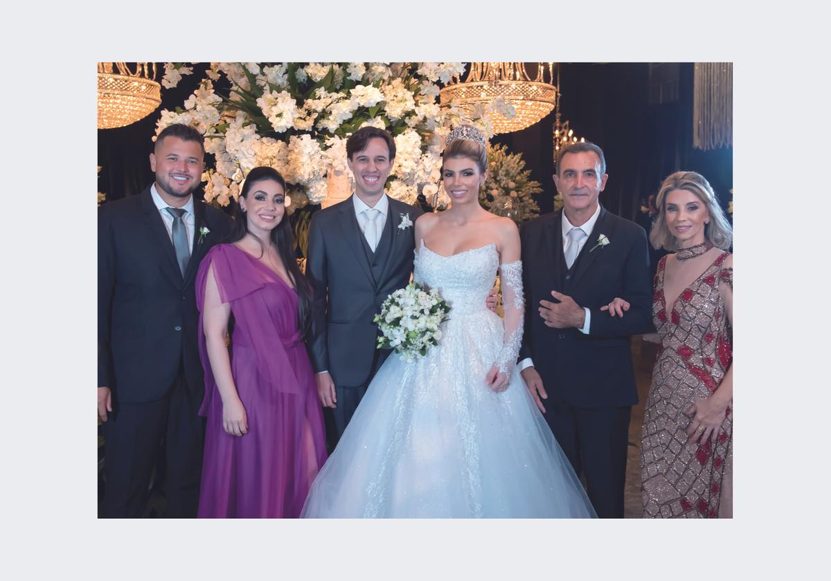 Os noivos com a família dela - a irmã, Viviane, com o marido, Vinicius Sousa, e os pais, Waldir e Virgínia Lopes (Foto/André Santos)