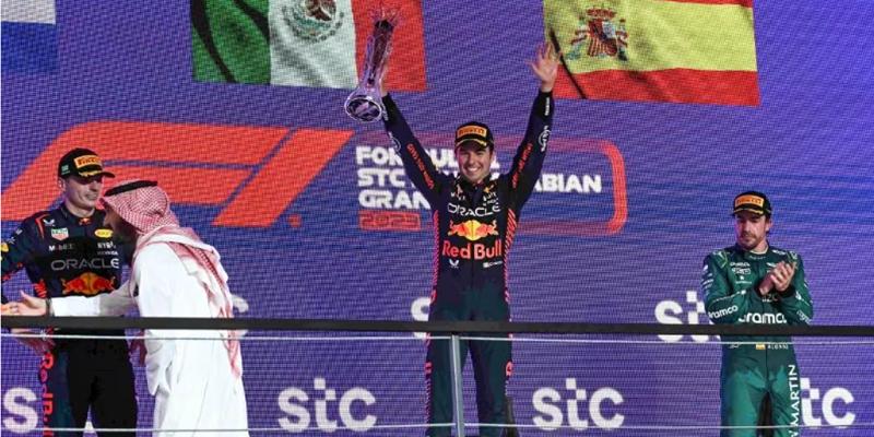 Pilotos da Red Bull festejam no pódio do GP da Arábia Saudita (Foto/Ben Stansall/AFP/Jornal O Tempo)