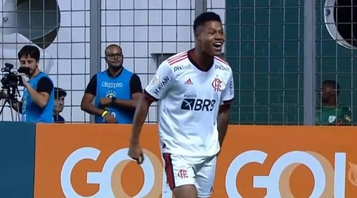 Matheus França saiu do banco de reservas para comandar a vitória do Flamengo contra o Vasco ontem no Maracanã (Foto/Reprodução SporTV)