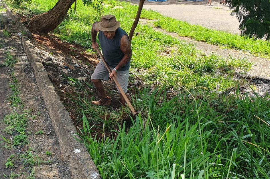 Morador revoltado no bairro Oneida Mendes (Foto/JC Duran)