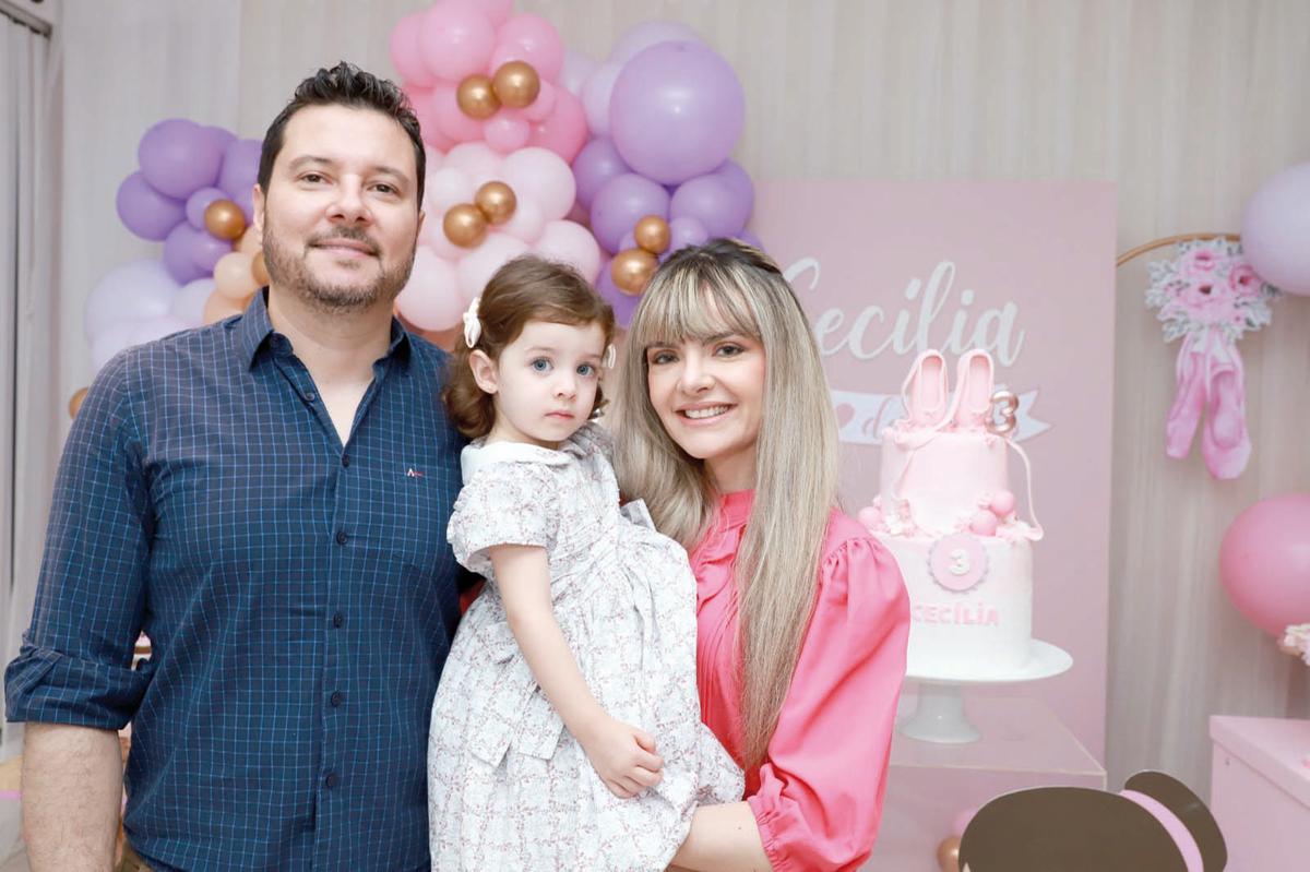 A aniversariante com os tios Anelise Martinelli e Cássio Martins (Foto/Babi Magela)