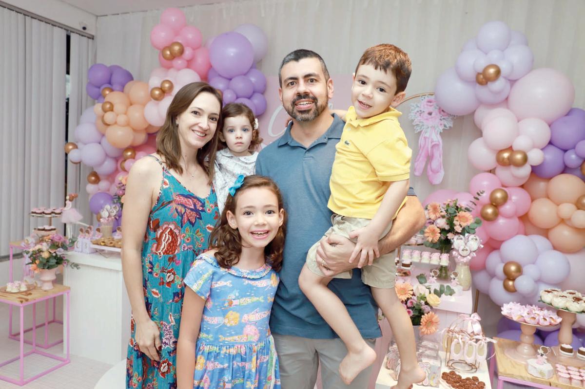 Cecília com os tios Gustavo Prata Misiara e Patrícia Esquivel Misiara e os priminhos Luisa e Henrique (Foto/Babi Magela)