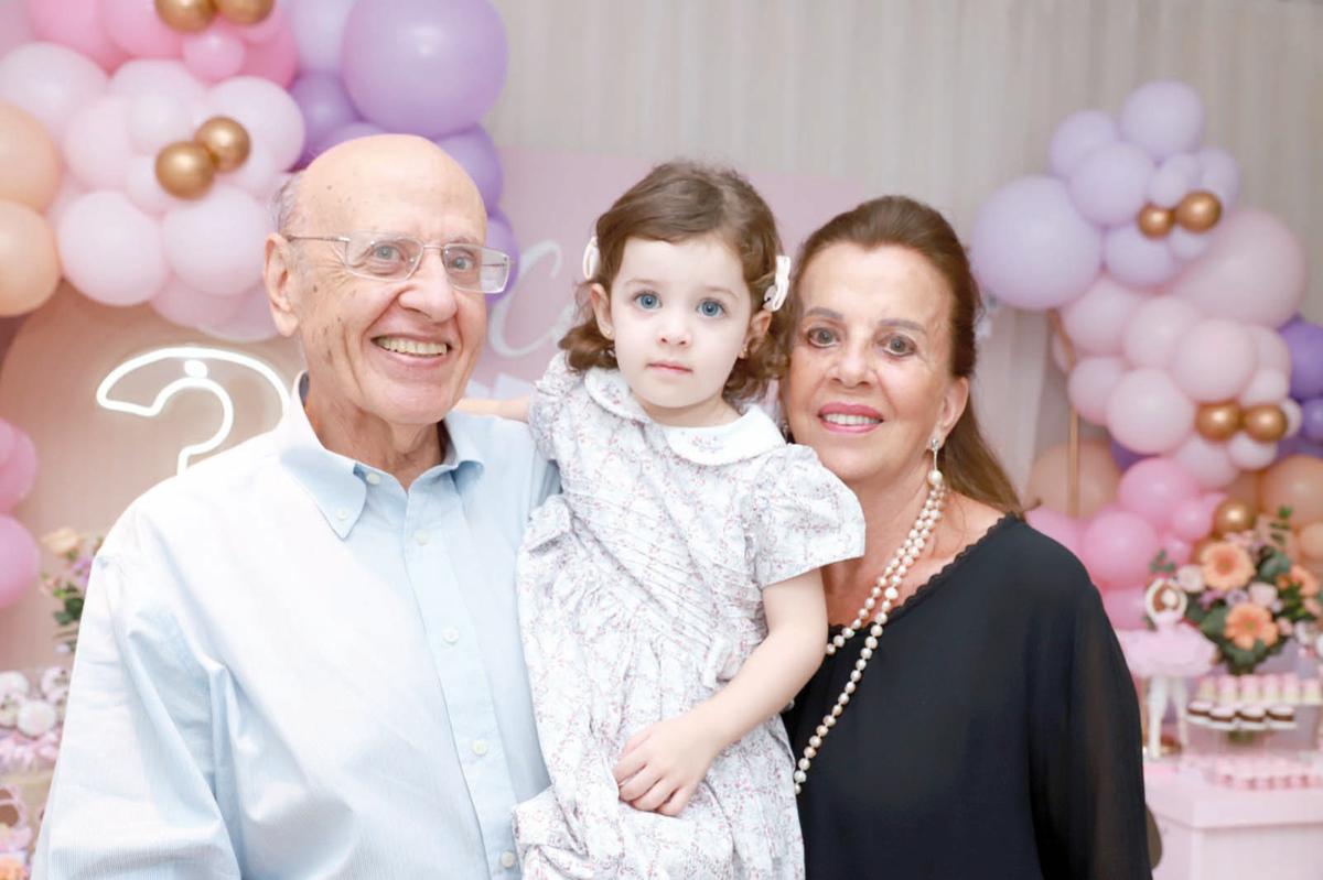 A bonequinha Cecília com os avós paternos Pedro Elias Misiara Filho e Vera Lúcia Prata Misiara (Foto/Babi Magela)