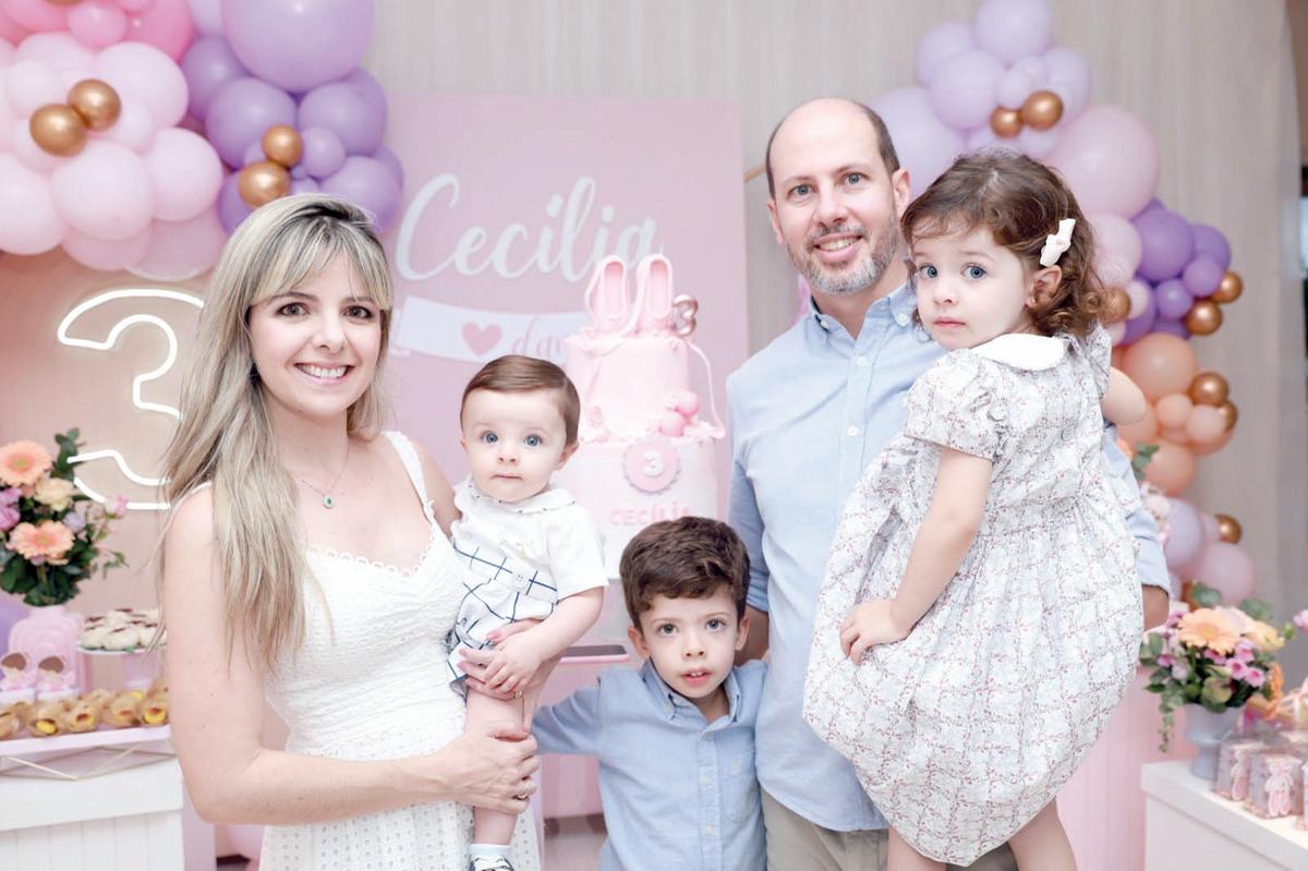 Viva a Cecília! Mamãe Janice Oliveira Misiara, papai Felipe Misiara, a aniversariante e os irmãos Pedro e Miguel no dia de Bailarina de Cecília (Foto/Babi Magela)