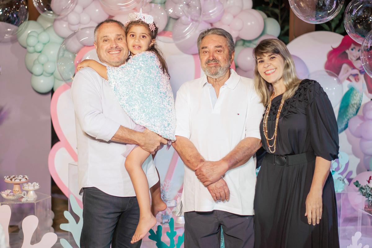 Fefa com os avós, José Neto Toubes e Maria Cecília Palmério e o Bisavô Marcelo Palmério (Foto/Selem Fotografia)