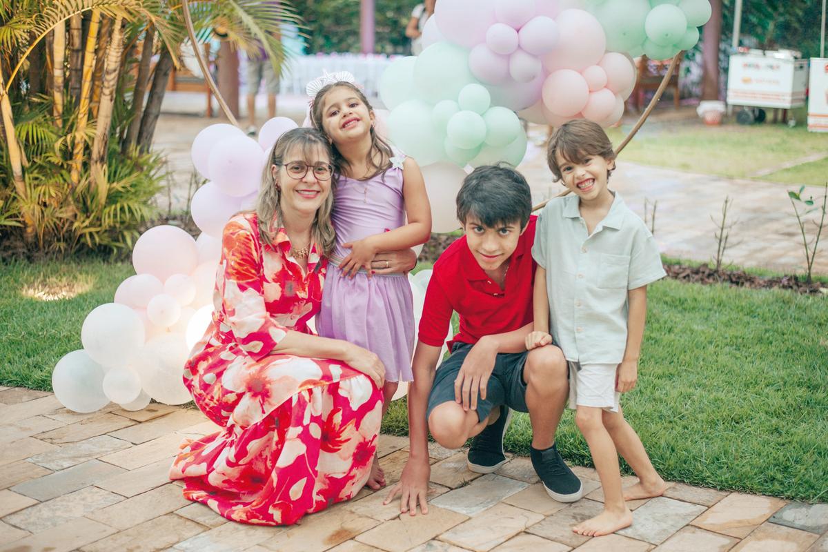 A aniversariante com a Tia Ana Vera e os primos Rodrigo, José Toubes Palmério (Foto/Selem Fotografia)