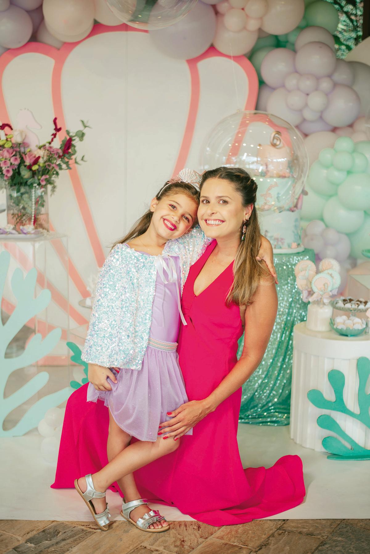 Fefa ao lado da mamãe Marcela Toubes em sua festa, direto do fundo do mar (Foto/Selem Fotografia)