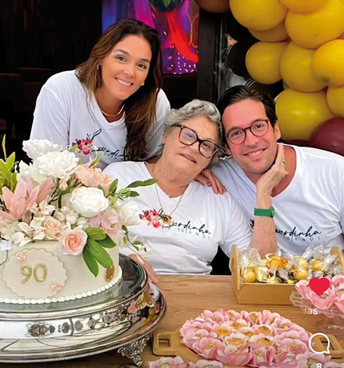 Luiza, que cuidou de cada detalhe da comemoração da Avó Lourdinha, ao lado da aniversariante e do Marido Guilherme Carrara (Foto/Arquivo Pessoal)