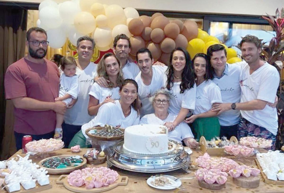 Foto linda da aniversariante com os netos reunidos para o Parabéns mais animado e cheio de amor de todos os tempos (Foto/Arquivo Pessoal)