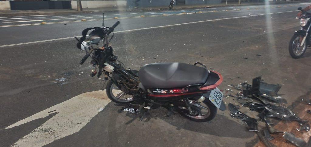 A motocicleta da vítima ficou com a frente destruída após a colisão e a mulher foi a óbito cerca de 20 minutos após dar entrada no Hospital de Clínicas  (Foto/Divulgação)